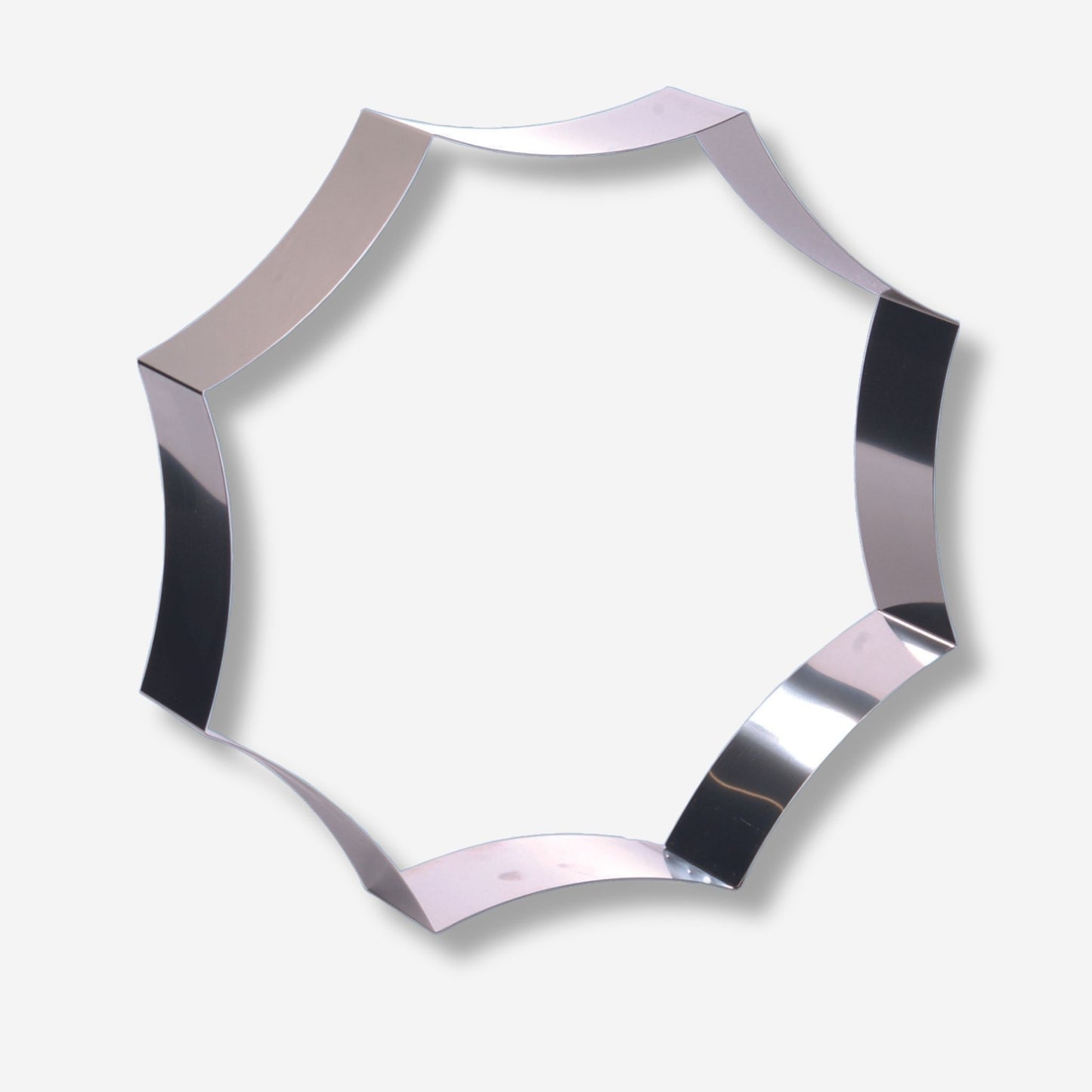 Merkur star-shaped baking mold for unique cake designs, 27 cm wide and 6 cm high, crafted for Cornwall glass plates.